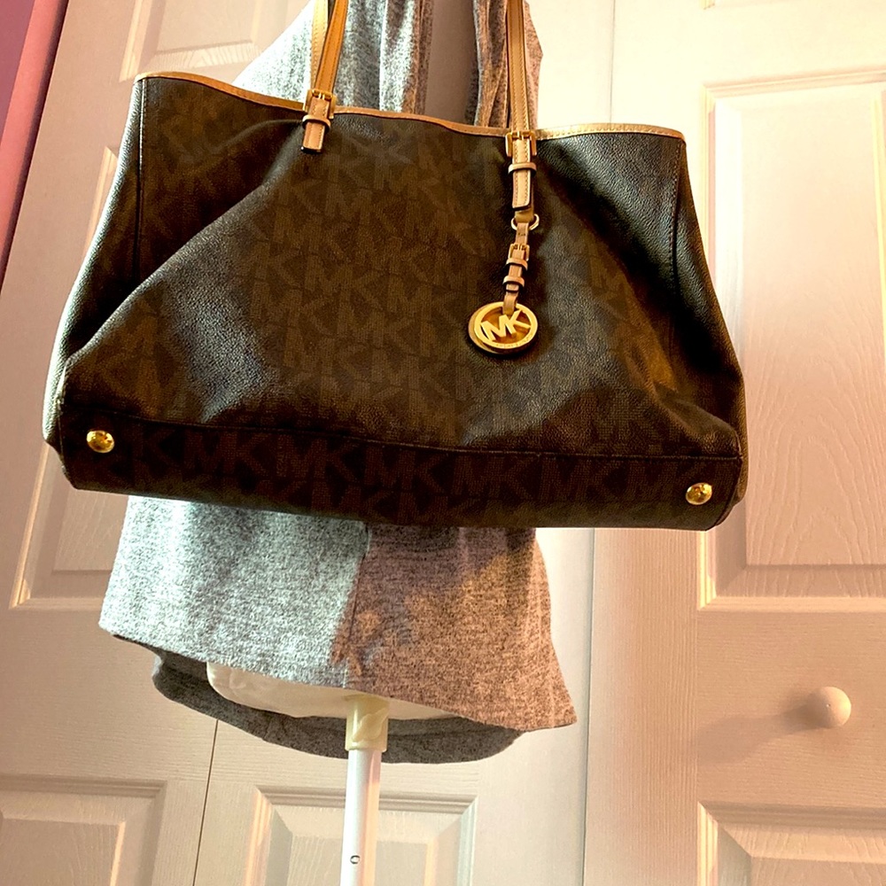 NWOT Michael Kors handbag tote with inside middle zip compartment. - Picture 3 of 9